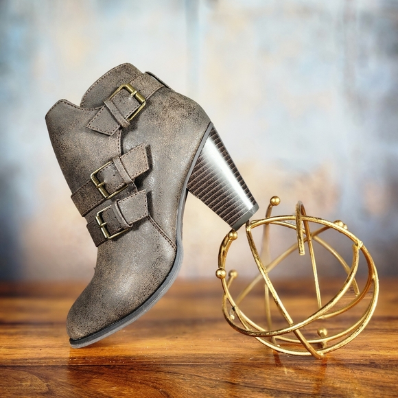 NWOB Forever Brown Heeled Ankle Booties Size 6 - Picture 3 of 12